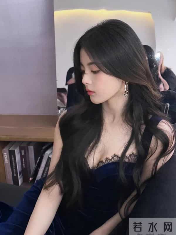 杨超越气质微卷发配宝石蓝丝绒吊带裙，越来越成熟有“韵味”