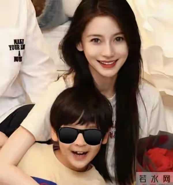 家宴现场感动全网!小海绵获赠珍贵礼物,黄晓明家族态度引人深思