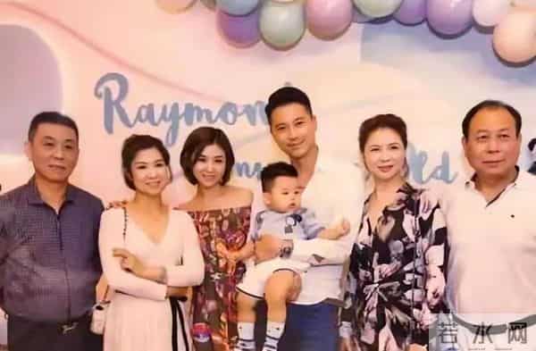 瘦死的骆驼比马!李小萌开五六百万劳斯莱斯逛街,王雷深藏不露