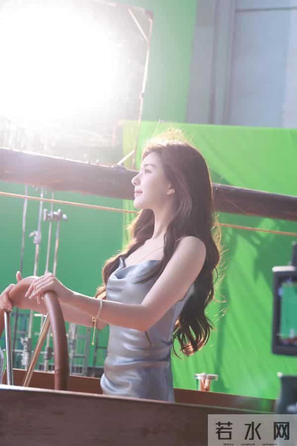 赵露思光脚丫很可爱