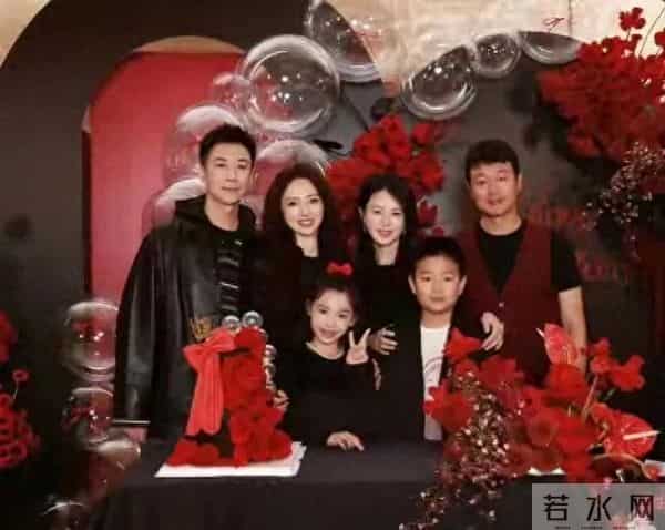 董璇一家与佟大为一家合照 佟大为儿子罕见公开出镜,颜值撞脸老爸