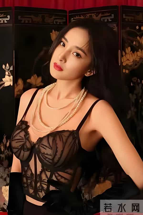 杨幂吊带内衣造型:从摩登到魅惑的颜值风格盛宴