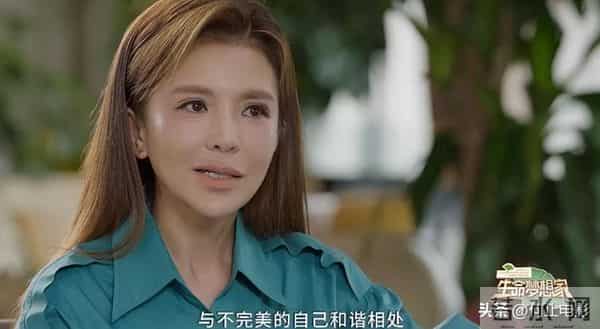 52岁朱迅头顶白发,眼角皱纹多,一生经历17次生死却无畏死亡