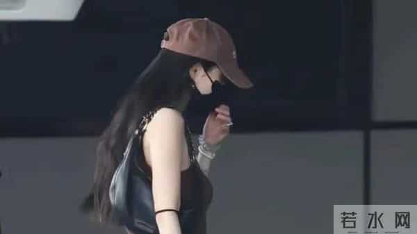 杨幂也老了?穿“小背心+高腰裤”秀长腿,但“松弛感”很明显