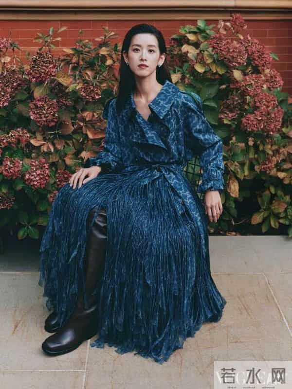 章泽天和大10岁朱珠在艺术晚宴同框,回应是否看得懂艺术展,透露会带女儿看展并讨论