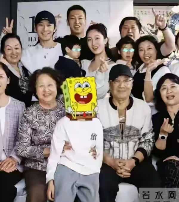 家宴现场感动全网!小海绵获赠珍贵礼物,黄晓明家族态度引人深思