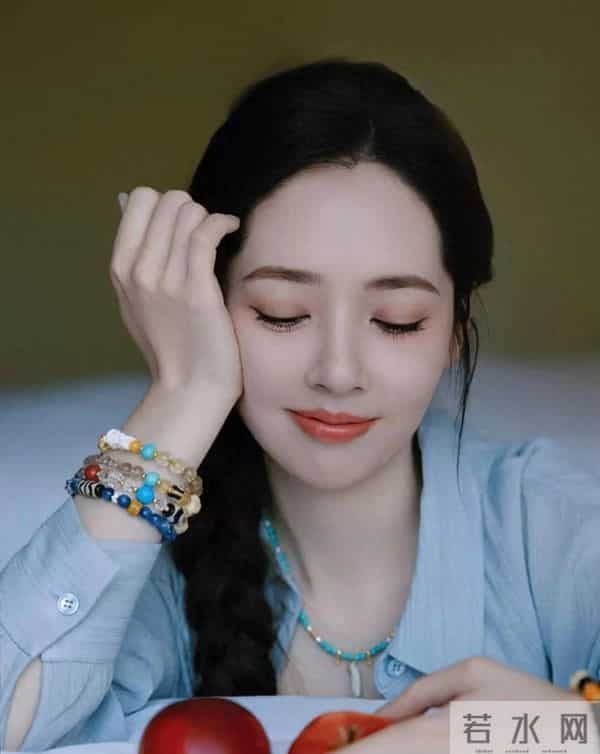 被郭碧婷这组照片美到，蓝色系列穿搭，给人一种慵懒舒服感