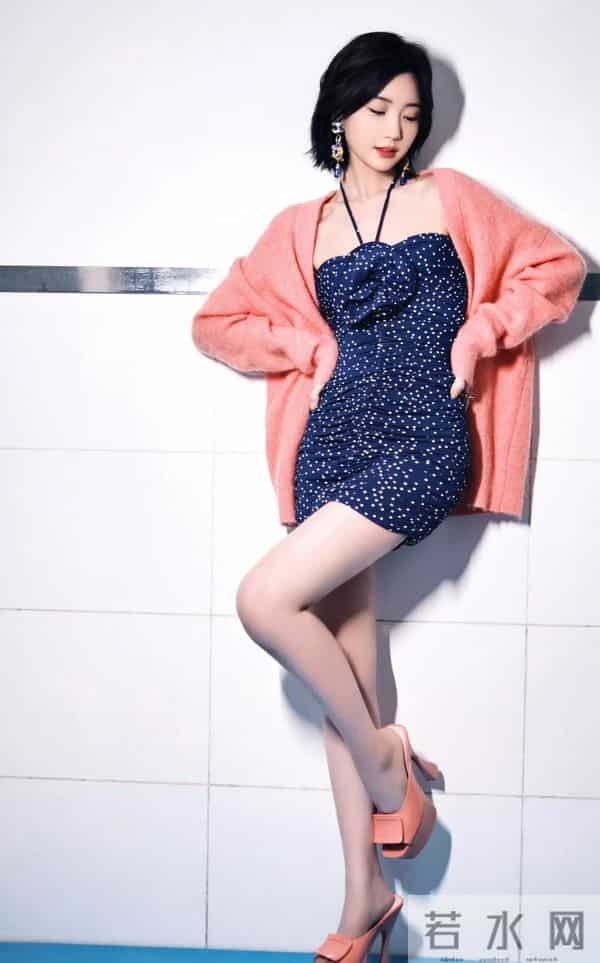 毛晓彤是懂温柔暴击的!蓝粉叠穿甜度满分,这才是春日般满分穿搭