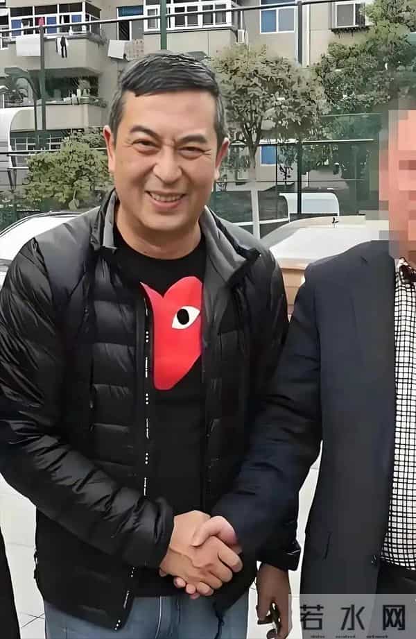 54岁张嘉译海南被偶遇！腰越来越严重了完全没办法站直中年才爆红