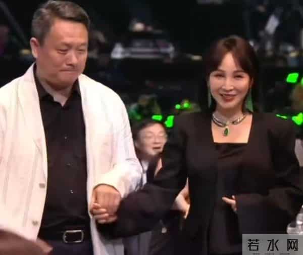 直到看见岳丽娜年轻时的旧照,才明白,郭靖宇为何用16年捧红她!