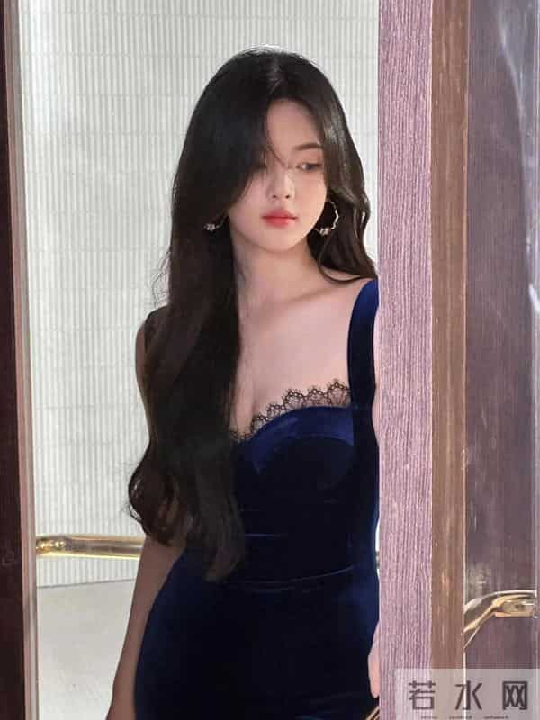 杨超越气质微卷发配宝石蓝丝绒吊带裙，越来越成熟有“韵味”