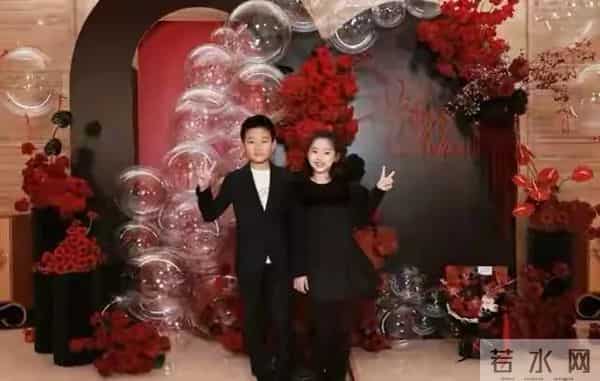 董璇一家与佟大为一家合照 佟大为儿子罕见公开出镜,颜值撞脸老爸