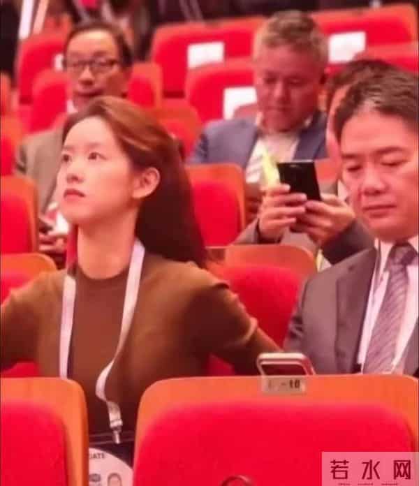 章泽天以总监身份拍杂志,每天7点起床看新闻,难怪刘强东自卑了