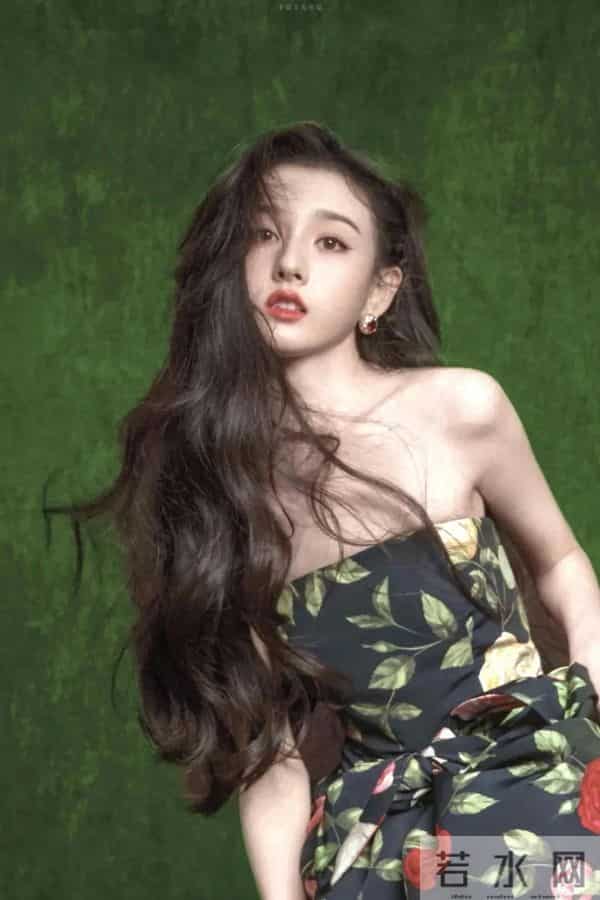 宋祖儿气质微卷发配抹胸花朵连衣裙,依旧很甜美有渲染力