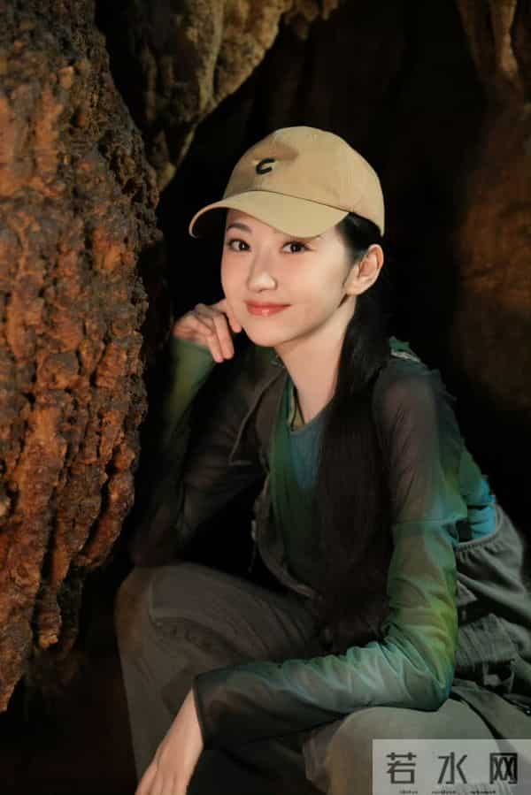 景甜今日剧照花絮,工作中的样子好美