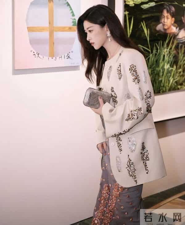 钱多有什么用？31岁章泽天和41朱珠同框，给所有豪门贵妇提了个醒