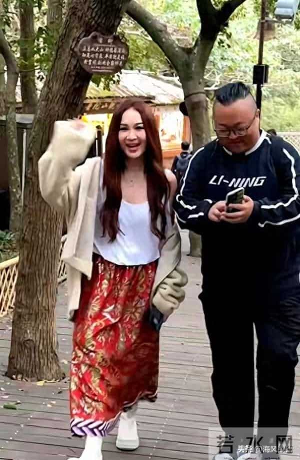 59岁温碧霞普陀山造型炸锅,低胸吊带露臂太敢穿,面部状态引争议