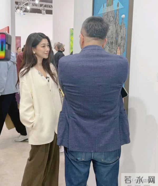 41岁朱珠在上海看艺术展,她穿着白衣,身材苗条,皮肤白皙 太美了