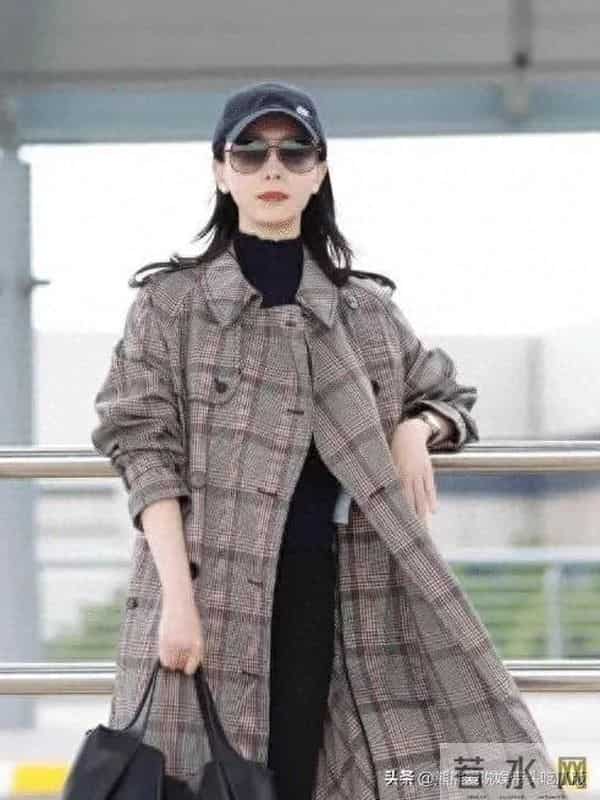 陈数真是70后的穿搭标杆！穿格纹大衣+小黑裤+棒球帽，时髦又高级