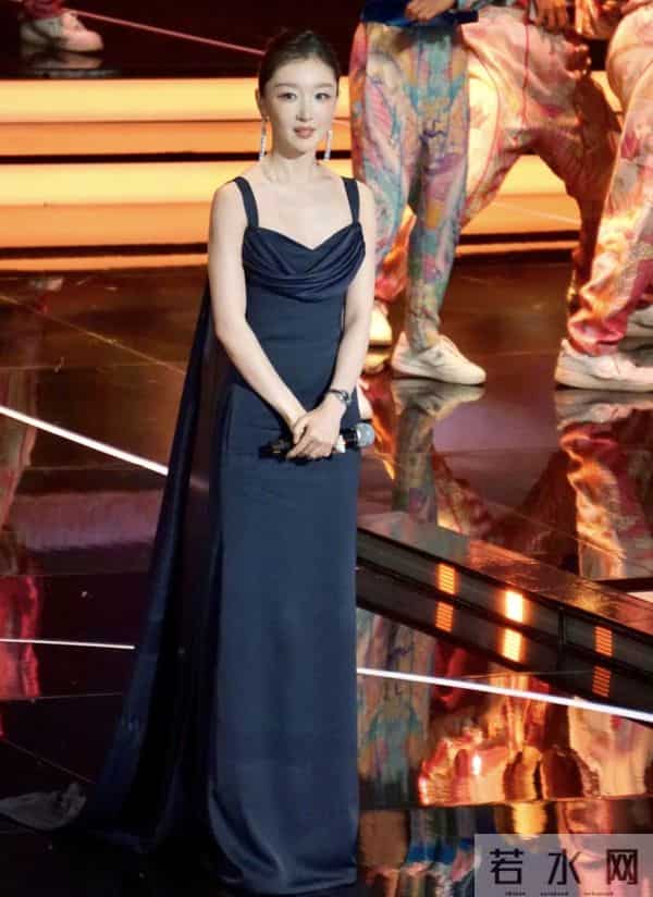 金鸡这夜，女明星百媚千娇，宋茜周冬雨妖艳，万茜全 “裹” 赢麻了