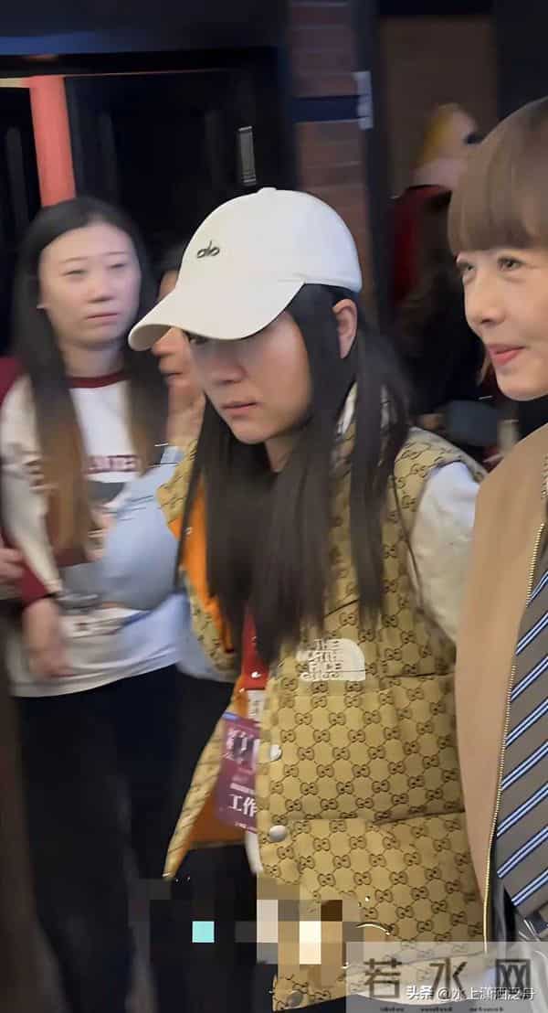 鲁豫现身北京,55岁的她骨瘦如柴,竟然是这样的身材,太吓人了!