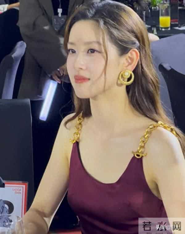 章泽天出席慈善拍卖会，被她笑起来的样子吓到，没网上吹嘘的漂亮