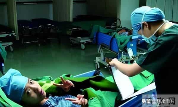 52岁朱迅头顶白发,眼角皱纹多,一生经历17次生死却无畏死亡