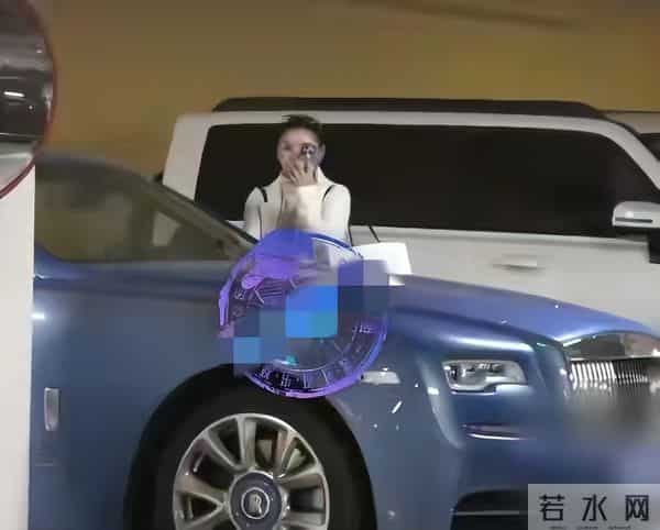 瘦死的骆驼比马!李小萌开五六百万劳斯莱斯逛街,王雷深藏不露