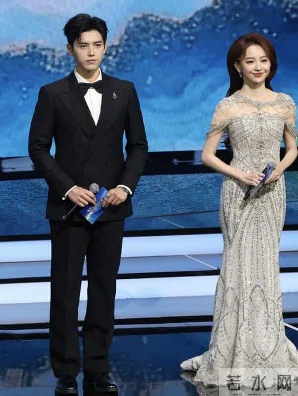 金鸡这夜，女明星百媚千娇，宋茜周冬雨妖艳，万茜全 “裹” 赢麻了