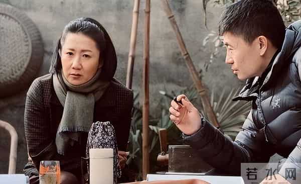 她凭《伪装者》火出圈,54岁不婚不育,母亲是她坚强的后盾!