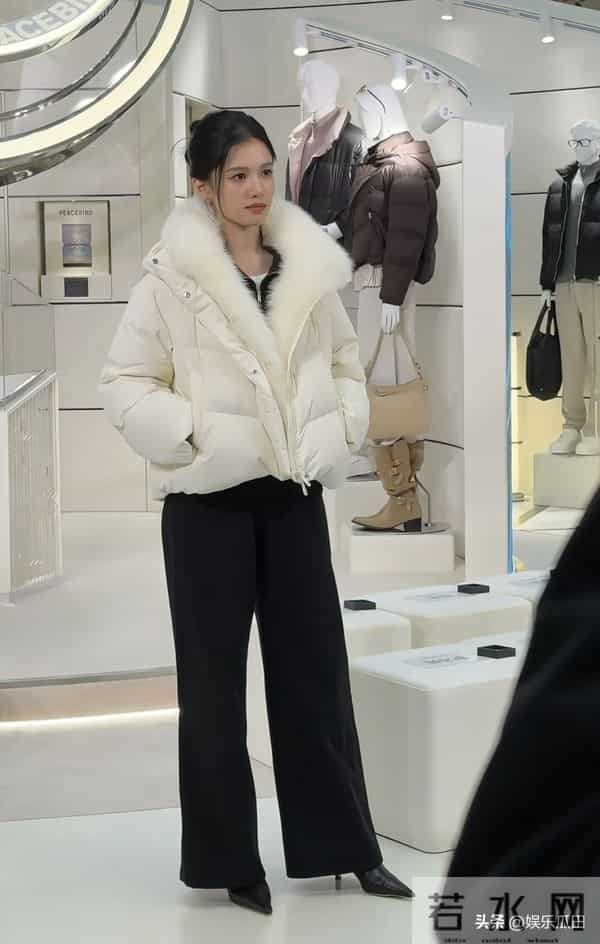 张婧仪现身西安赛格被偶遇 本人脸超小 骨相绝了 真人美得像洋娃娃