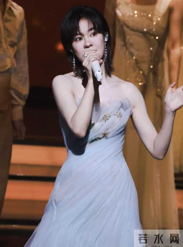 金鸡这夜，女明星百媚千娇，宋茜周冬雨妖艳，万茜全 “裹” 赢麻了