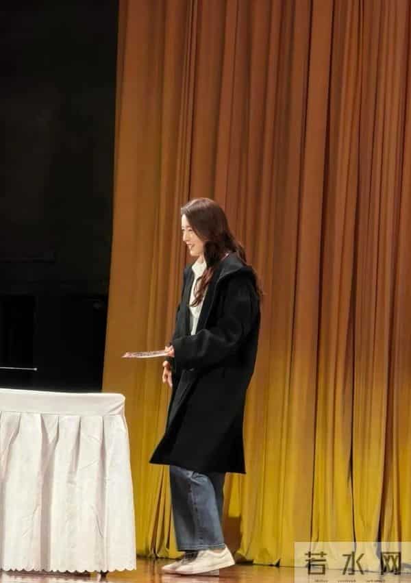 曾黎做客清华大学，分享《沉默的荣耀》中角色感悟，优雅知性！