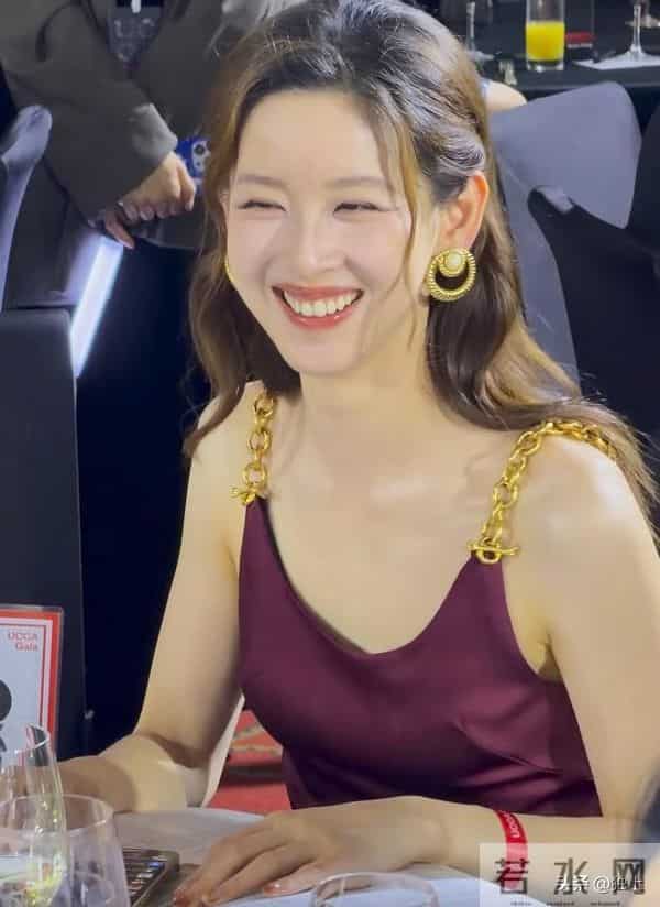 章泽天出席慈善拍卖会，被她笑起来的样子吓到，没网上吹嘘的漂亮