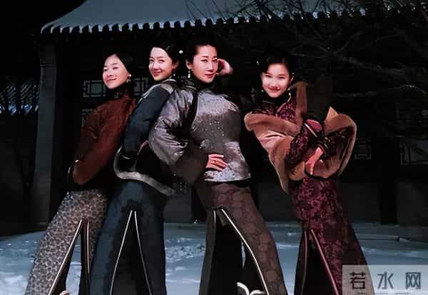 她凭《伪装者》火出圈,54岁不婚不育,母亲是她坚强的后盾!