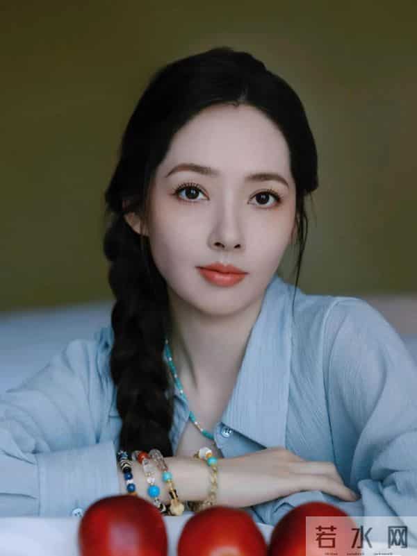 被郭碧婷这组照片美到，蓝色系列穿搭，给人一种慵懒舒服感