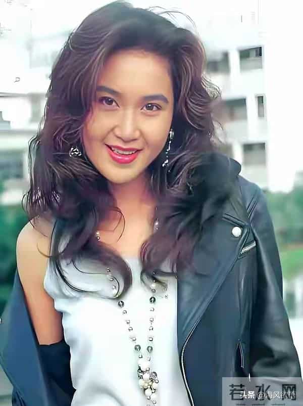 59岁温碧霞普陀山造型炸锅,低胸吊带露臂太敢穿,面部状态引争议