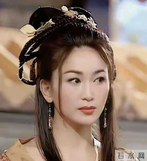 59岁温碧霞普陀山造型炸锅,低胸吊带露臂太敢穿,面部状态引争议