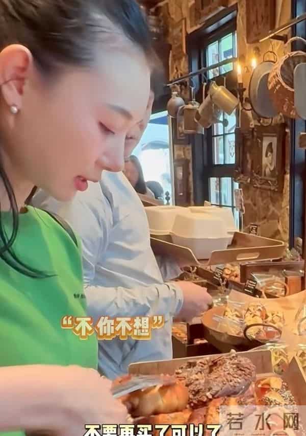 范志毅夫妇立冬逛街，差17岁被认成父女俩，老婆个高漂亮但管得严