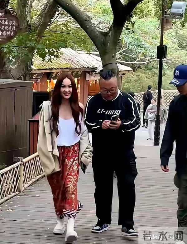 59岁温碧霞普陀山造型炸锅,低胸吊带露臂太敢穿,面部状态引争议