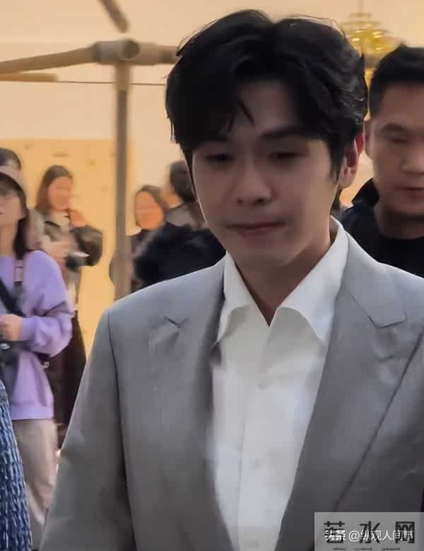 张若昀现身剪彩仪式,生图下脸肿胀,全是褶子,与精修图判若两人