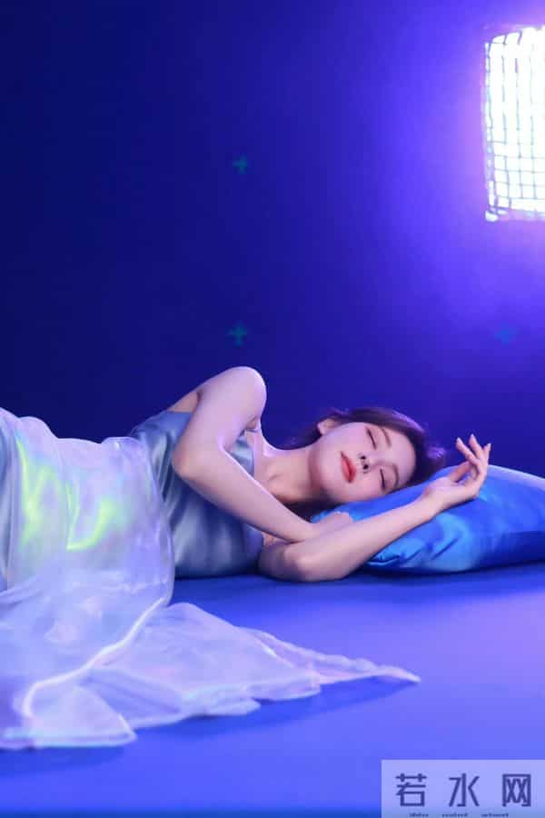 赵露思光脚丫很可爱