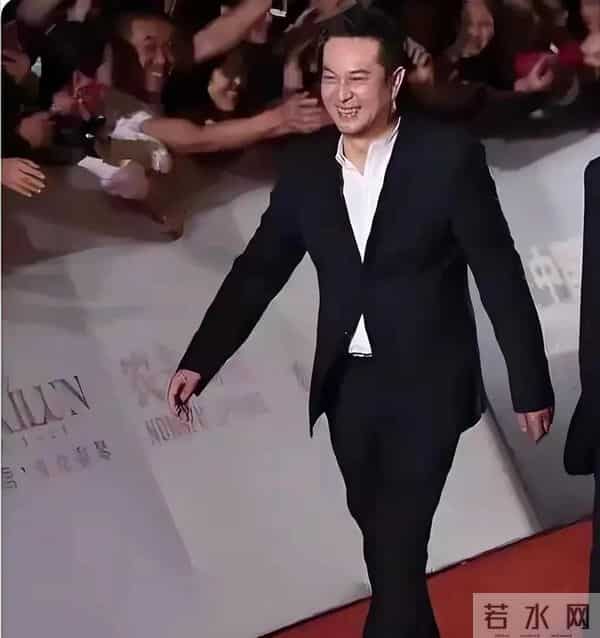 54岁张嘉译海南被偶遇！腰越来越严重了完全没办法站直中年才爆红