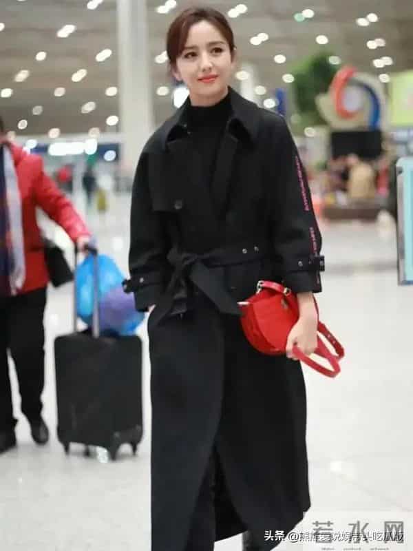 佟丽娅恢复单身后状态大变样!穿黑色大衣+短靴,简约又高级!