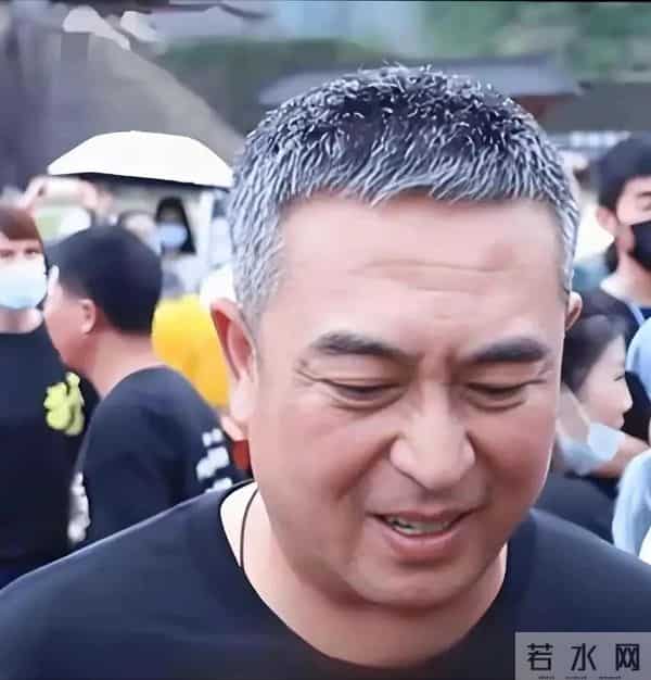 54岁张嘉译海南被偶遇！腰越来越严重了完全没办法站直中年才爆红
