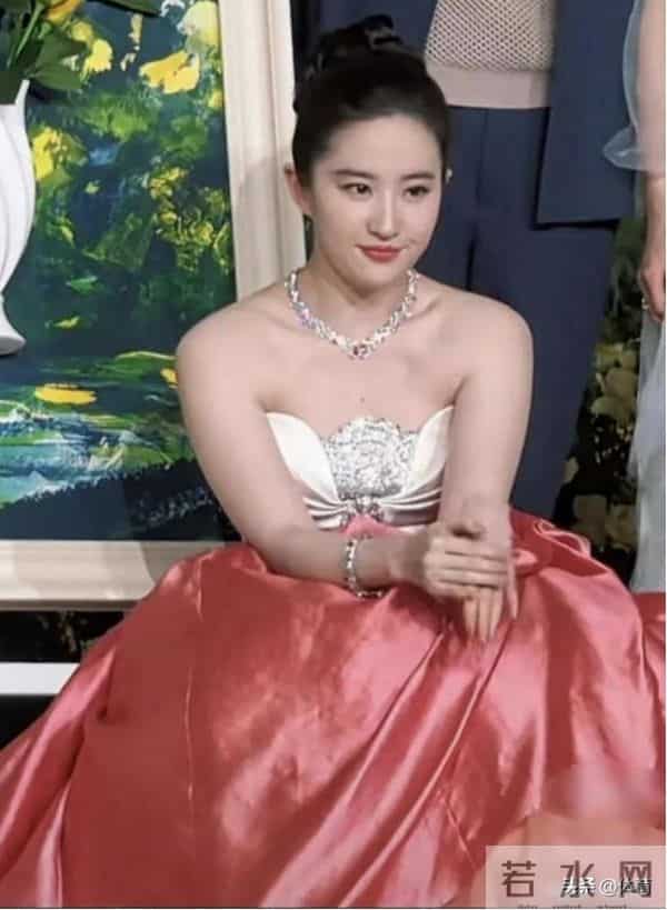 刘亦菲腿粗了,网友不骂反夸,审美悄悄变了