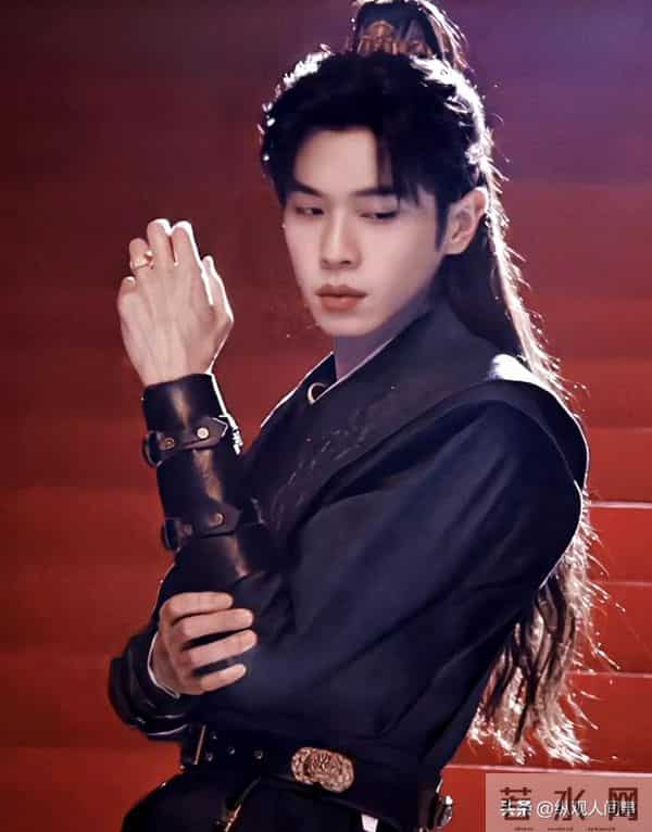 张若昀现身剪彩仪式,生图下脸肿胀,全是褶子,与精修图判若两人