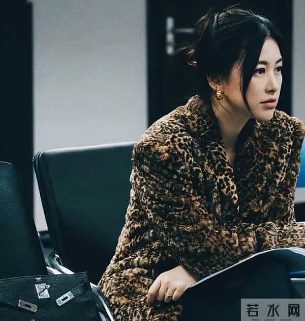 钱多有什么用？31岁章泽天和41朱珠同框，给所有豪门贵妇提了个醒