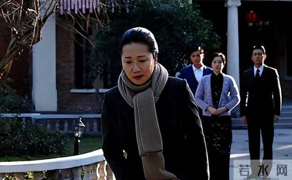 她凭《伪装者》火出圈,54岁不婚不育,母亲是她坚强的后盾!