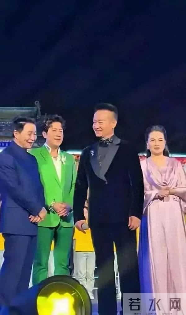 阎维文携妻回平遥，68岁妻子好瘦好显老 与丈夫同框就像两代人一样